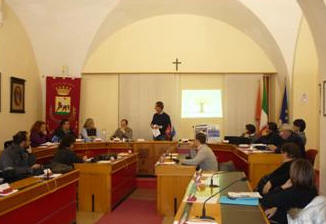 Giulianova, 30.12.2011 - Conferenza di fine anno per illustrare i risultati conseguiti nel corso del 2011 ed illustrare le novit per il 2012. Il sindaco Francesco Mastromauro, presenti gli assessori e alcuni consiglieri di maggioranza, ha esordito sottolineando come in 30 mesi Giulianova sia diventata una citt diversa, in meglio