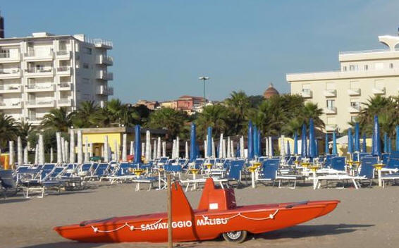 La spiaggia di Giulianova, e sullo sfondo la "cupola" del Duomo di San Flaviano nel Centro Storico: E' stata pubblicata il 7 giugno scorso la sentenza n. 3428/2011 con cui il Consiglio di Stato, suggellando una vittoria a tutto campo delle ragioni dell'Amministrazione comunale, ha rigettato l'appello proposto da FIBA, Confesercenti regionale di Teramo e da un gruppo di balneatori locali contro il Piano demaniale marittimo.