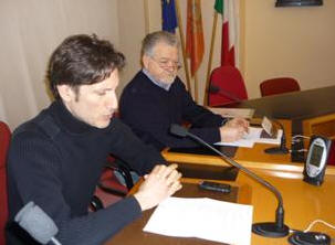 GIULIANOVA, 28.2.2013 - Con il progetto Deliberiamoci ancora, presentato stamane nella conferenza stampa tenutasi nella Sala consiliare e la cui versione integrale  disponibile sul sito del Comune (www.comune.giulianova.te.it), l'Amministrazione comunale di Giulianova prosegue sulla strada gi tracciata nella scorsa primavera con il primo sondaggio deliberativo. Nella foto: L'assessore alla Trasparenza Archimede Forcellese e il prof. Carlo Di Marco