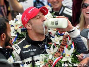 INDIANAPOLIS, 26.5.2013 - Tony Kanaan a Indy e l"amuleto" Zanardi. E cosi il 38enne brasiliano Tony Kanaan, ha inserito il suo nome ed il volto nella mitica coppa dargento, vincendo la 500 miglia del Memorial Day dinanzi al colombiano Munoz, rookie sconosciuto, deciso a far piazza pulita sin dalle prove di qualifica. Sono felice di aver vinto, per due motivi ha subito detto il vincitore Ho un debito morale col grande  Alex Zanardi, presente alla corsa dellIndiana, per avermi regalato un charm (amuleto) quale buon augurio, e come vedete, mi ha fatto vincere. Alex e un amico ed un grande campione.