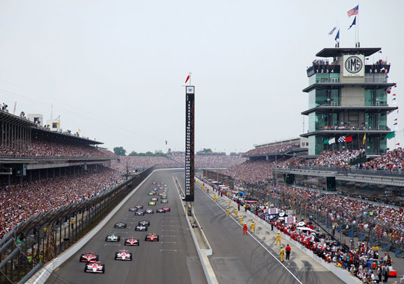 Indianapoli: Con cento anni sulle spalle, record, gare, incidenti, piloti e spettatori, il Colosseo dacciaio celebra il suo compleanno offrendo, il 29 maggio, la 95  mitica  500 miglia di Indianapolis, la porta del granaio americano, il cuore pulsante dello stato dellIndiana, un tempo piccola cittadina popolata da 400 mila persone.