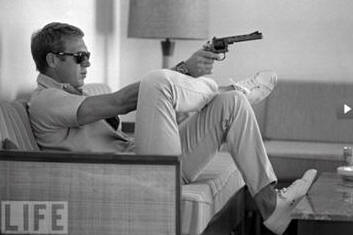 Steve McQueen e stato uno dei pi celebri attori degli anni sessanta -settanta, famoso per il suo atteggiamento spericolato di anti-eroe (che ha ispirato anche una notissima canzone del rocker Vasco Rossi), nonostante sia sempre stato un attore problematico per registi e produttori dai quali ottenne sempre ruoli di  grande rilievo e ingenti compensi. Steve fu il prototipo di una nuova star  in grado di dominare la scena con il suo stile di lover solitario, distaccato, ma capace di usare i pugni  seguendo una  sua  regola di condotta. 