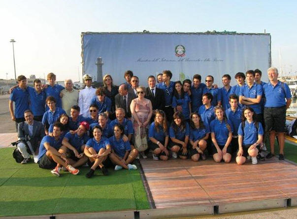 Giulianova, 30.09.2011 - Ha fatto gli onori di casa il Circolo Nautico "Vincenzo Migliori" nell'ambito della manifestazione "Il Mare che unisce: l'Italia in barca a vela". La stessa, promossa dal Ministero dell'Istruzione, dell'Universit e della Ricerca di concerto con la Federazione Italiana Vela e la Lega Navale Italiana, ha visto la partecipazione di numerose scuole superiori della penisola. Alla minicrociera in partenza dalla scalo di Giulianova (uno dei sette scelti a livello nazionale tra cui anche Genova, Roma-Ostia, Olbia, Vibo Valentia, Policoro e Ravenna) si sono presentati per l'imbarco le scolaresche di Conselve (Veneto), Battipaglia (Campania), Canosa di Puglia (Puglia), e Pescia (Toscana). 