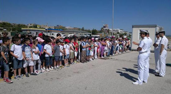 Una Festa del mare a cui hanno partecipato circa 350 alunni delle classi III, IV e V delle scuole primarie di Giulianova (Zona Orti, De Amicis, Annunziata e Colleranesco) accompagnati dalle loro insegnanti ha concluso il progetto VelaScuola attuato dal Circolo Nautico Vincenzo Migliori di Giulianova e promosso a livello nazionale dalla FIV (Federazione Italiana Vela).