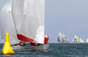 Giulianova, Marted 11 Ottobre 2011 - 1.800 imbarcazioni e 20 nodi di bora hanno festeggiato la storica BARCOLANA partecipata negli anni anche da GIULIANOVA, con grande soddisfazione dello skipper SERGIO QUIRINO VALENTE che a bordo del 12 metri VOLA VOLA - GIULIANOVA ha confermato lalto livello del suo equipaggio con due splendide performance: 12 assoluto al Trofeo Bernetti e 2 di categoria in Barcolana.